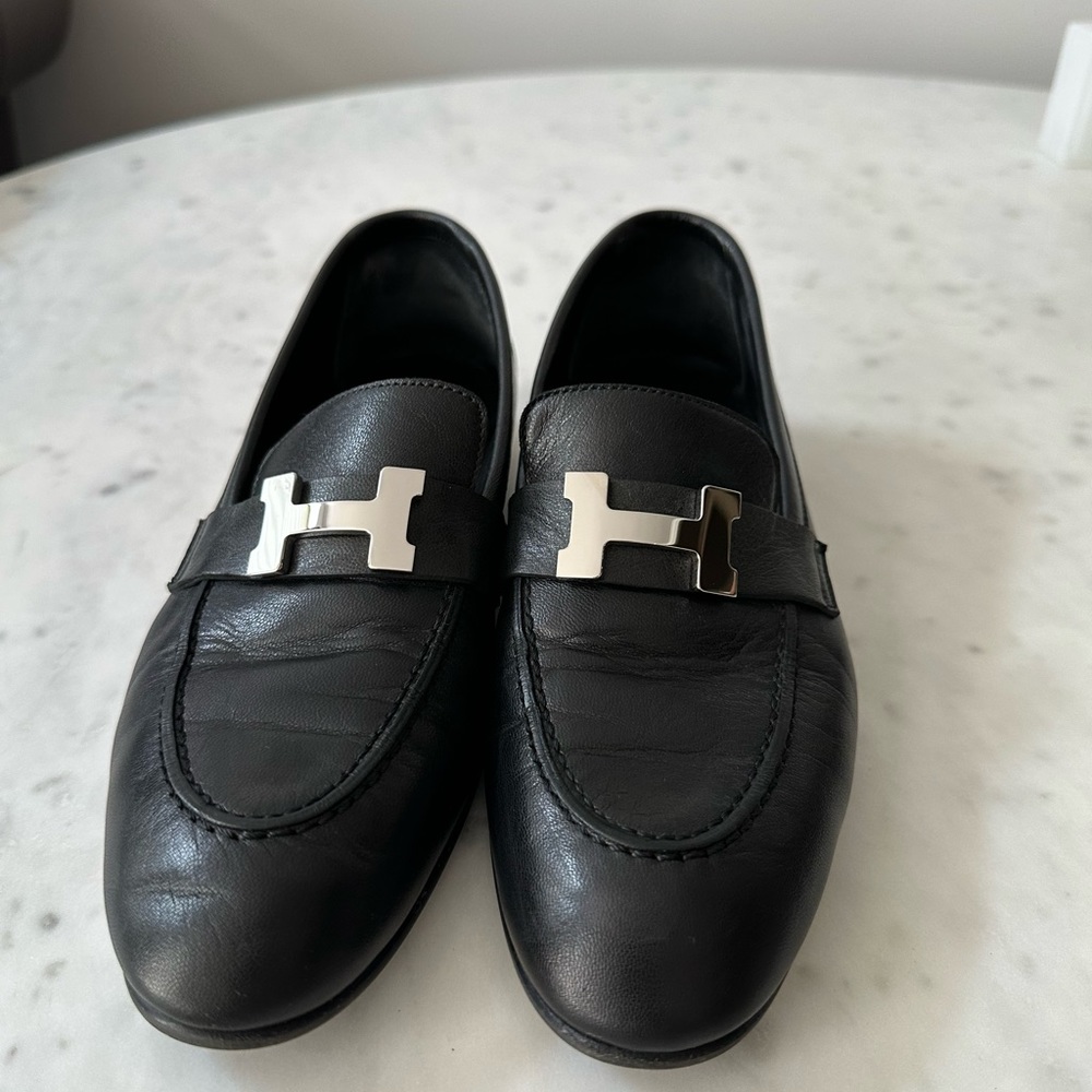 Classic Hermes loafers in black with silver buckle